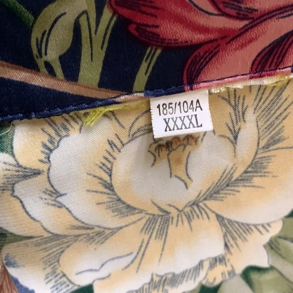 Supper unique 65% silk short sleeve floral top. - Picture 8 of 11